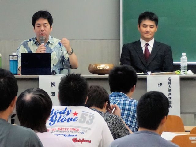 （右）柳澤教授と伊川学部長