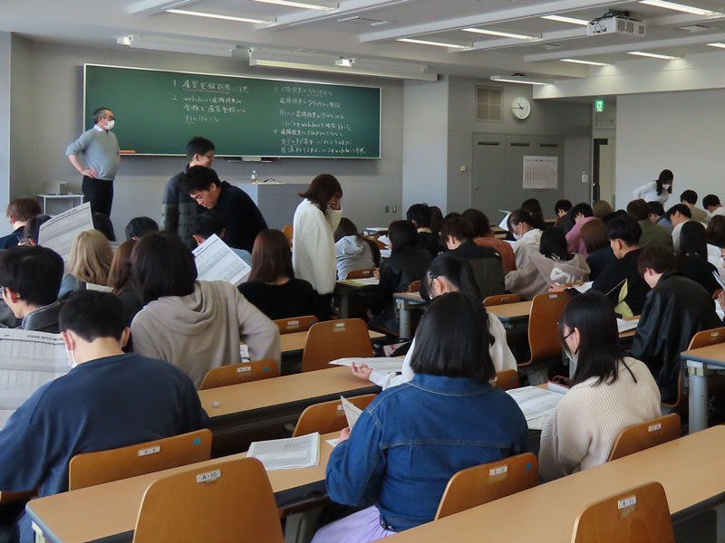 （右）履修登録オリエンテーション
