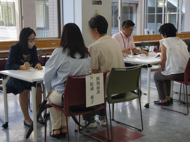 （右）個別面談